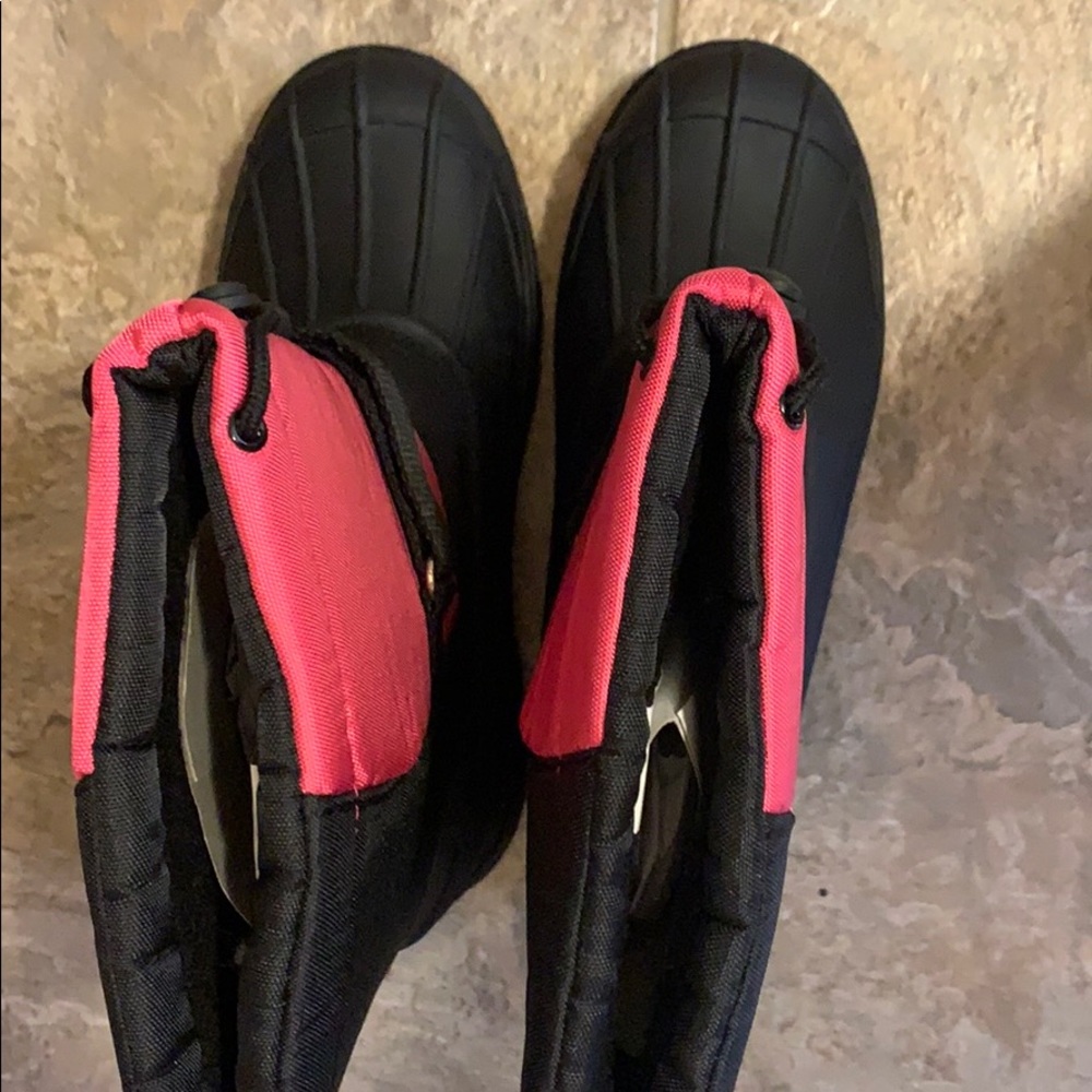 Snow boots never been worn.